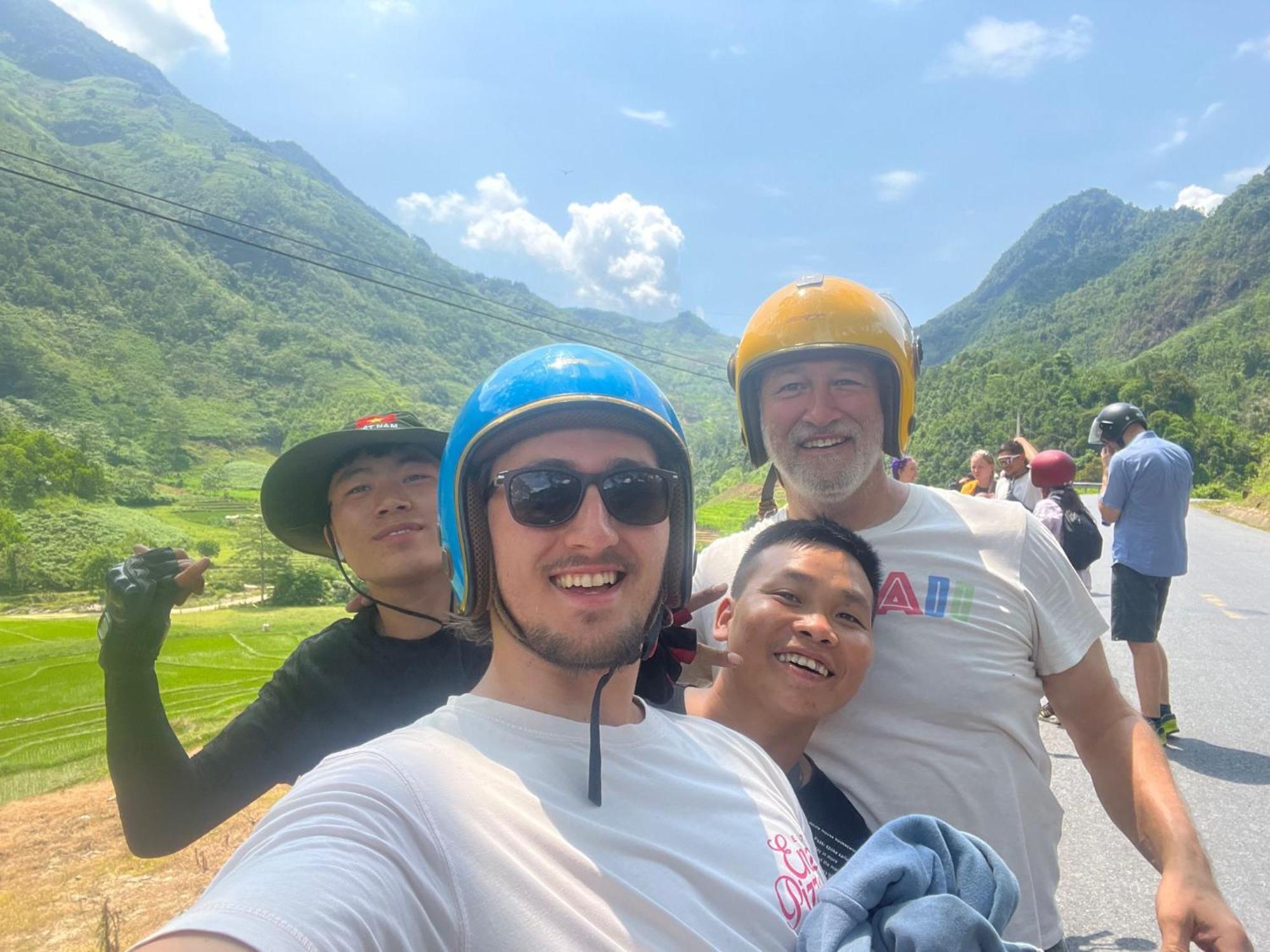 Ha Giang Safari Hostel & Motorbikes Bagian luar foto