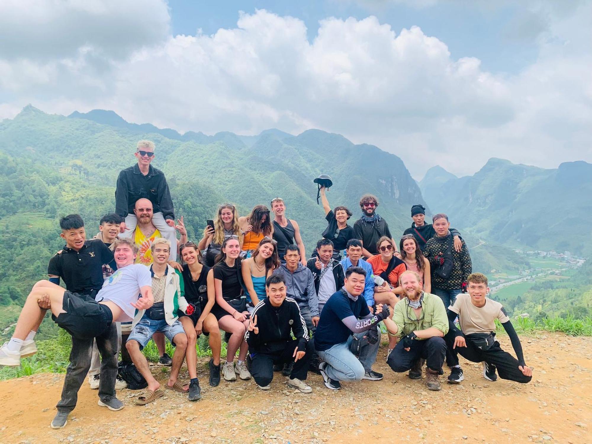 Ha Giang Safari Hostel & Motorbikes Bagian luar foto